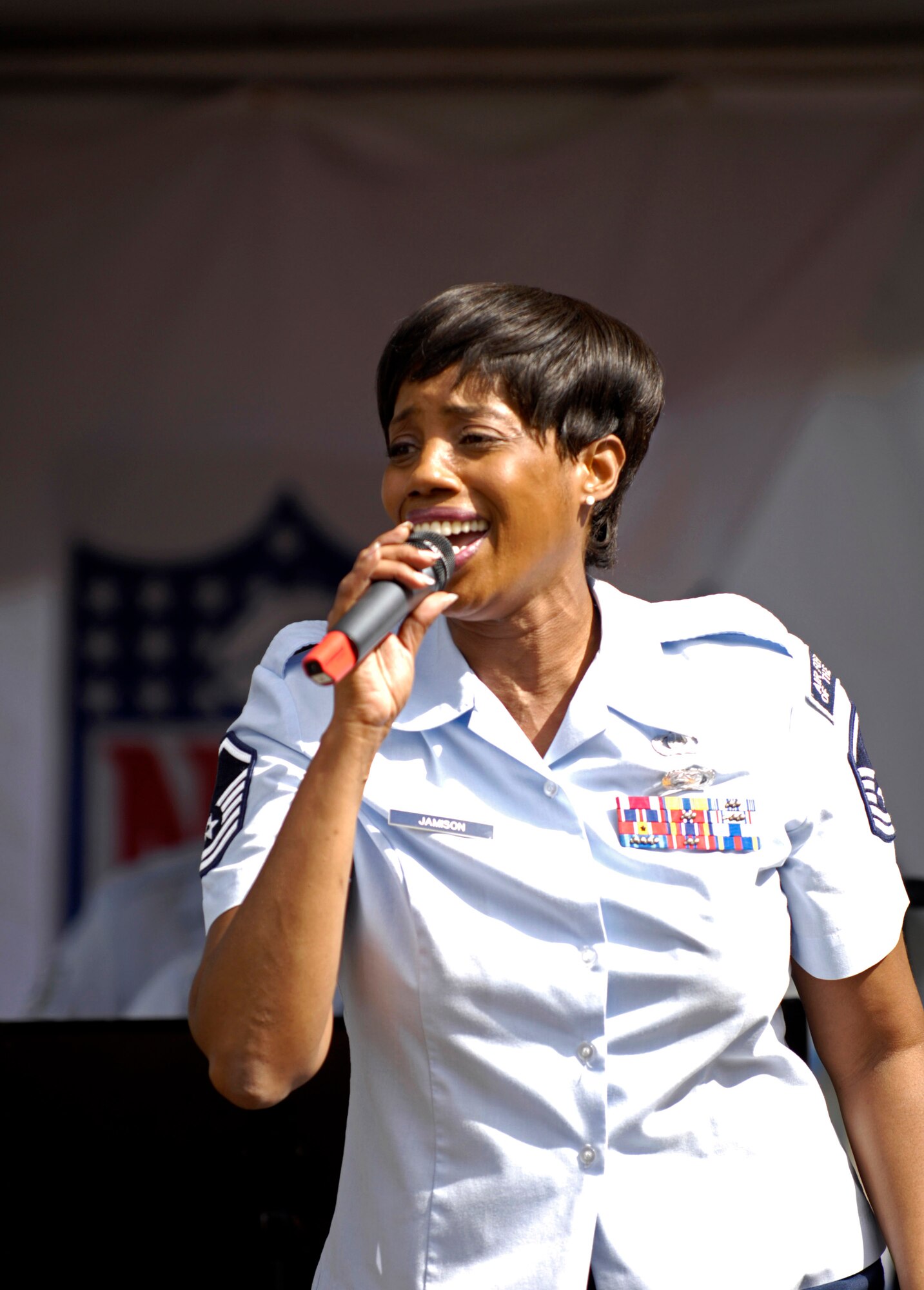 Master Sgt. Debra Jamison sings to a 2007 Pro Bowl crowd during pre-game festivities in the parking lot Feb. 10 at Aloha Stadium in Hawaii. Sergeant Jamison is from the Pacific Air Forces Band. Servicemembers from all branches of the U.S. military in Hawaii participated in Pro Bowl activities. The Pro Bowl brings together the top players in the National Football League. (U.S. Air Force photo/Tech. Sgt. Shane A. Cuomo) 
