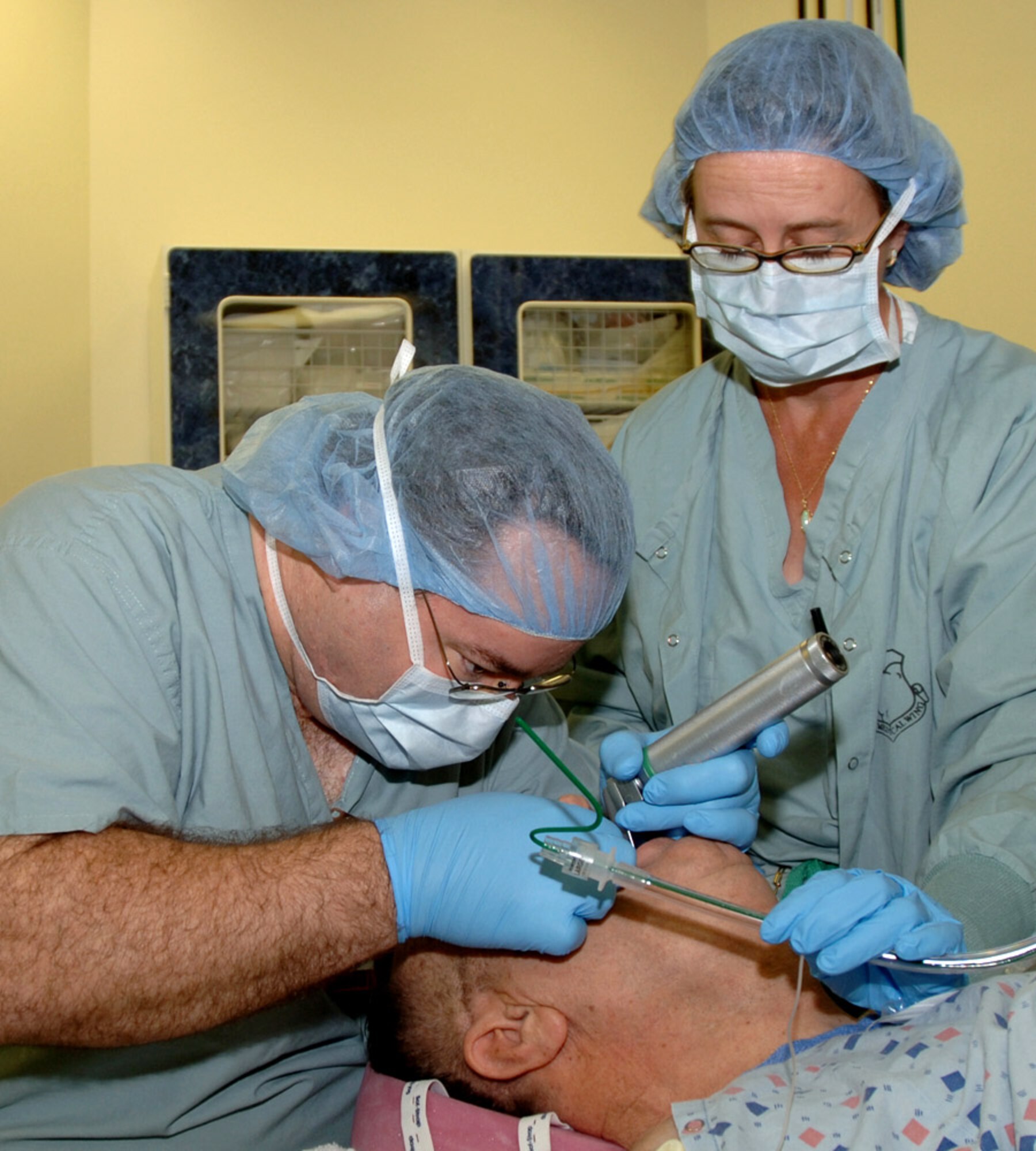 Penelope Henderson supervises Shawn Salter put in an intubation tube in the operating room at Wilford Hall Medical Center Feb. 8 in San Antonio. Staff members from the trauma department at Wilford Hall are training civilian medical personnel on emergency airway management skills as part of an agreement with San Antonio AirLife. Ms. Henderson is an anesthetist with the 59th Surgical Operations Squadron, and Mr. Salter is the chief flight nurse and director of clinical operations for San Antonio Airlife. (U.S. Air Force photo/Staff. Sgt. Ruth Stanley)