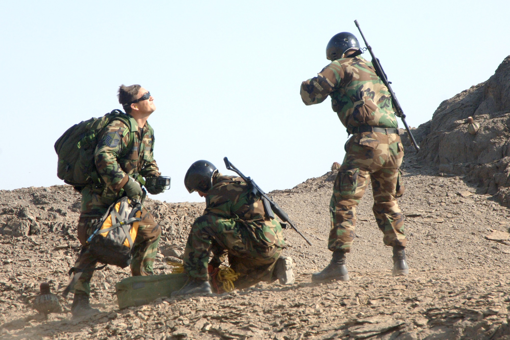 Master Sgt. Jesse Arnold looks up to the helicopter above as members of the U.S. and Peruvian Air Forces perform a joint combat search and rescue exercise Feb 14 near Chiclayo, Peru. The exercise was part of Falcon and Condor 2007, a joint exercise between the U.S. and Peruvian Air Forces. (U.S. Air Force photo/Tech. Sgt. Kerry Jackson)