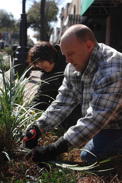 SUMTER, S.C. -- Tech. Sgt. Chris Albertsen, 20th Component Maintenance Squadron Avionics techinican at Shaw Air Force Base, S.C., and wife Sachiyo plant shrubs Feb. 16 in downtown Sumter as part of the "Putting the 'U' in Sumter" community event. More than 600 Shaw Airmen and civilian employees, and their families planted trees and shrubs, painted at five fire stations, power washed historic buildings, landscaped flower beds and accomplished general clean up. (U.S. Air Force photo/by Airman 1st Class Matthew Davis)