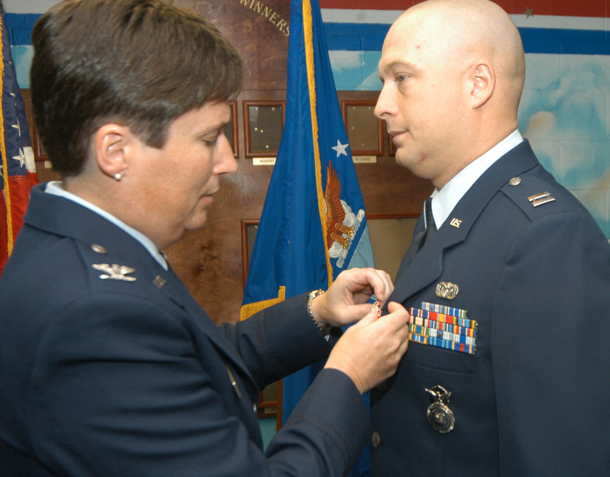 Col. Theresa Carter, 78th ABW commander presents the Bronze Star to
Capt. Marco Tassone, 78th Security Forces, Jan. 3 for exceptionally
meritorious service in Afghanistan. U.S. Air Force photo by SUE SAPP