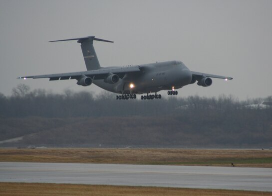 WRIGHT-PATTERSON AFB, Ohio -- The 10th and final C-5 Galaxy arrives here Jan. 5, at the 445th Airlift Wing.  The Air Force Reserve wing has been in conversion from the C-141 to the C-5 since October 2005.  The inventory is now complete but the conversion status will continue as all personnel train and qualify on the C-5.  (U.S. Air Force photo/1Lt Erica Donahoe) 