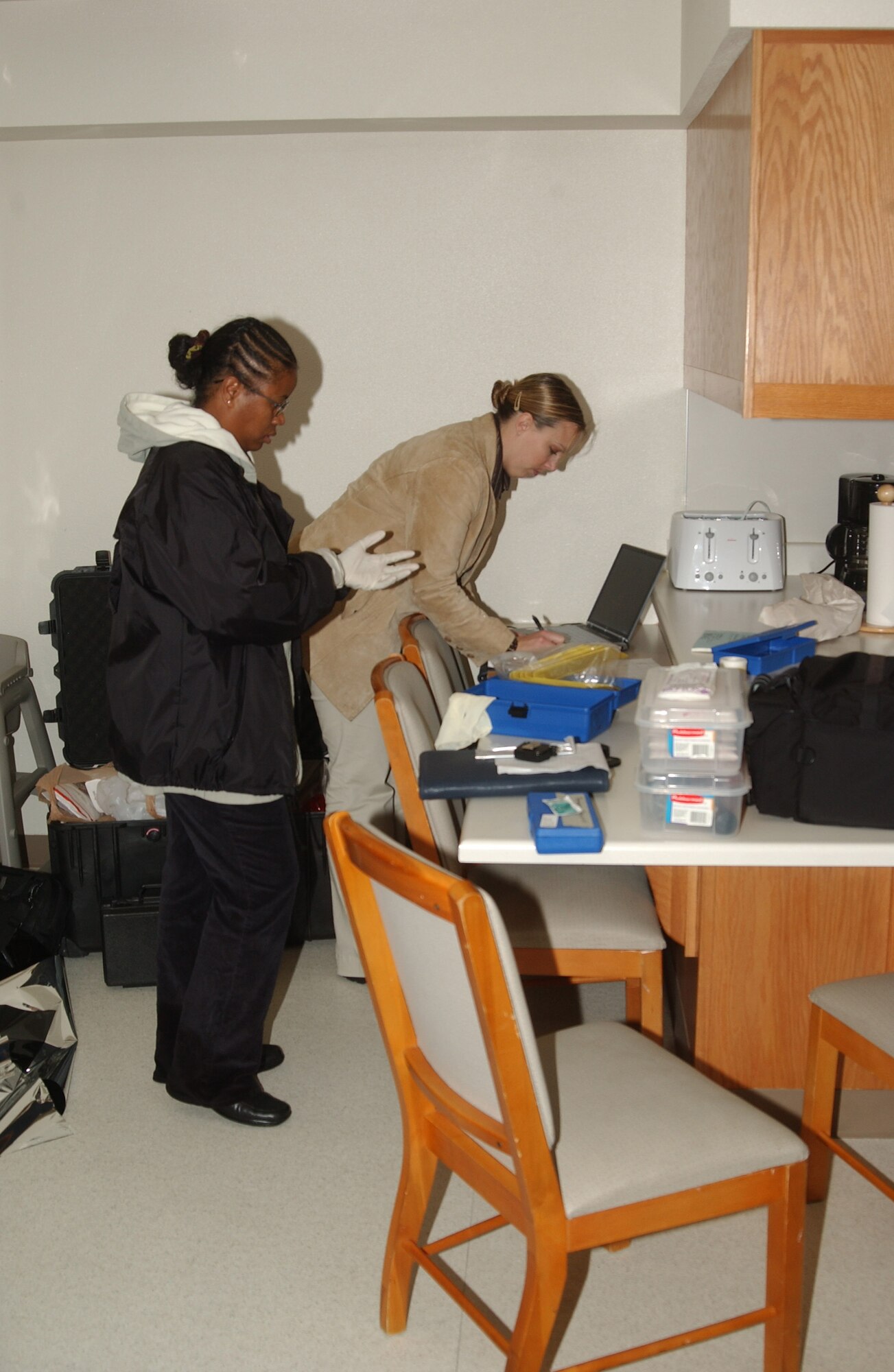 MCCHORD AIR FORCE BASE, Wash. --
From left, Special Agents Daniela Yantin and Trisha Krull document evidence at a simulated crime scene.
(U.S. Air Force Photo/Randy White)         
