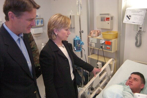 Spc. Doyce Leatherwood of Alpha Company 2/227 First Cavalry Division talks with senators Evan Bayh and Hillary Clinton during Monday's visit by the lawmakers to LRMC. Photo by Thomas Warner