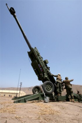 Marines aim an M-777 Howitzer cannon at a simulated target.
