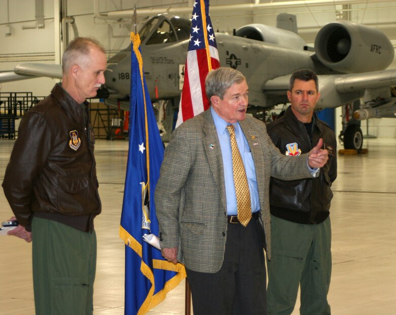 United States Senator Christopher "Kit" Bond, center, talks to reporters  in the 442nd Fighter Wing's 5-bay maintenance hangar Jan. 20 at Whiteman Air Force Base, Mo.  Senator Bond is flanked by Col. Steve Arthur, 442nd Fighter Wing commander, left, and Brig. Gen. Greg Biscone, 509th Bomb Wing commander.  The Senator visited Whiteman, getting a tour of the base, a briefing from senior leaders and met with members of the media.  (U.S. Air Force photo/Senior Airman Jason Burton)