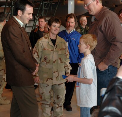 Minnesota Governor Tim Pawlenty (left) talks with a 934th Airlift Wing Reservist and her family before a deployment. The Reservists made a deployment of about 150 to Southwest Asia during the months of January and February.  (Air Force Photo/Master Sgt. Paul Zadach)