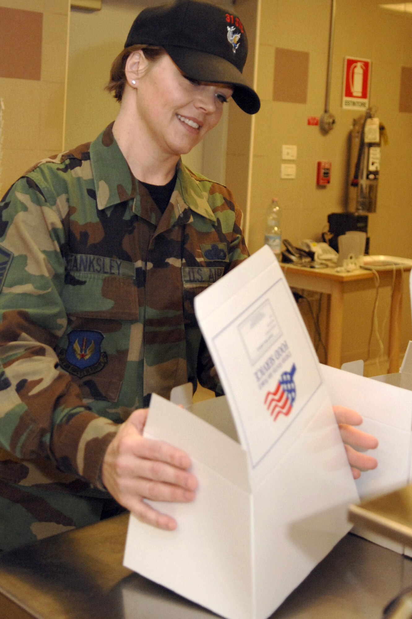 Master Sgt. Gina Tansksley, 31st Services Squadron dining facility manager, prepares box meals for people preparing to deploy and for those who can’t get meals during dining facility hours. (Photo by Airman 1st Class Michael Dorus)