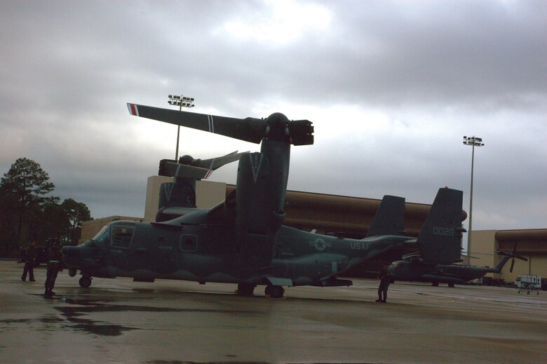 8th AMU maintainers conduct the first blade stow January 21 on Hurlburt Field’s first CV-22 Osprey. The blades fold inward towards the body of the aircraft for transportation on an aircraft carrier or military transport plane. (U.S. Air Force Photograph by Jamie Haig)
