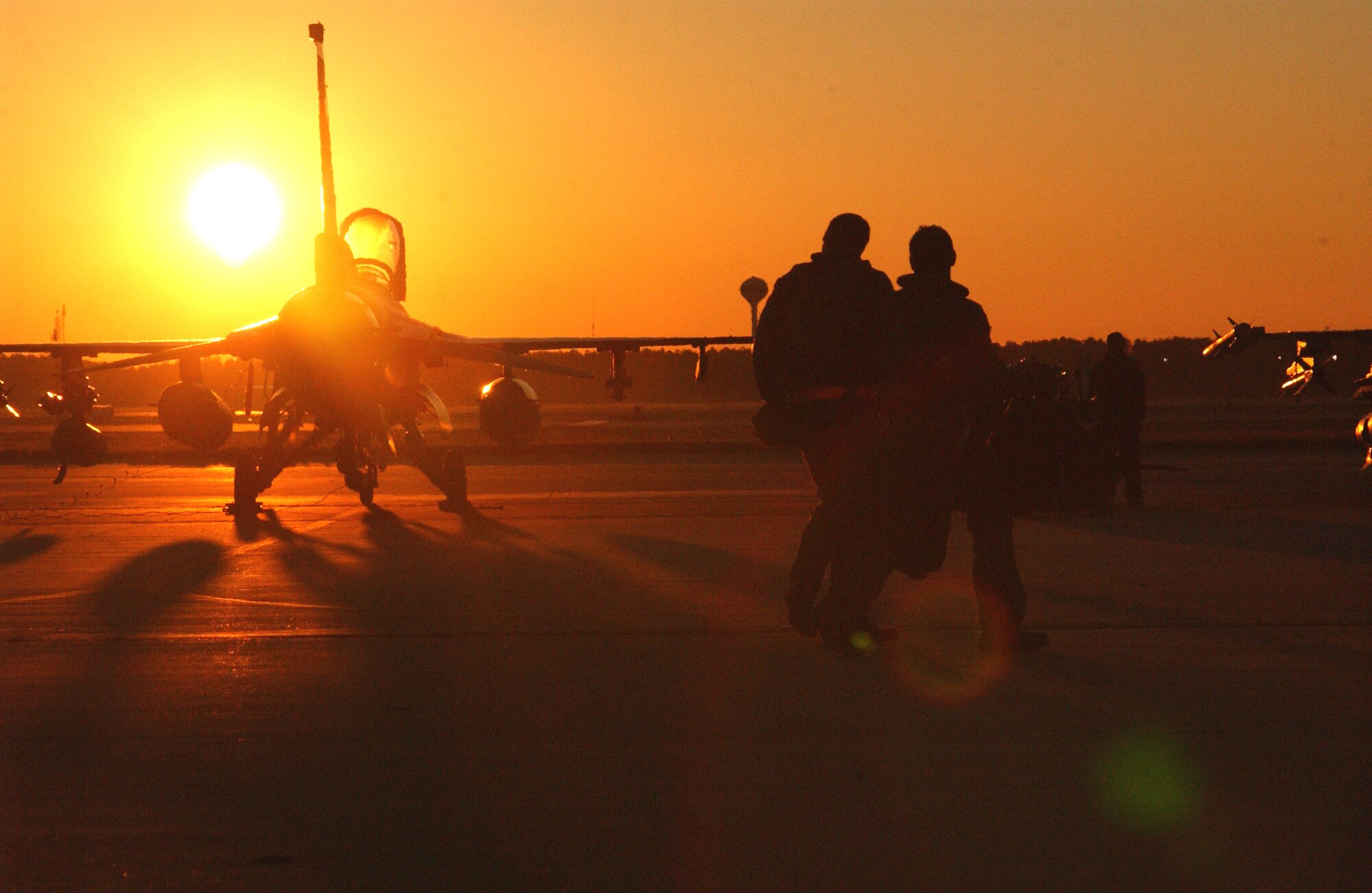 Members of the 20th Fighter Wing generate an F-16 Fighting Falcon in support of Operational Readiness Exercise Sea Lion 07-03 Jan. 26 at Shaw Air Force Base, S.C. Exercises prepare Airmen for future deployments. (U.S. Air Force photo/Staff Sgt. Nathan Bevier) 
