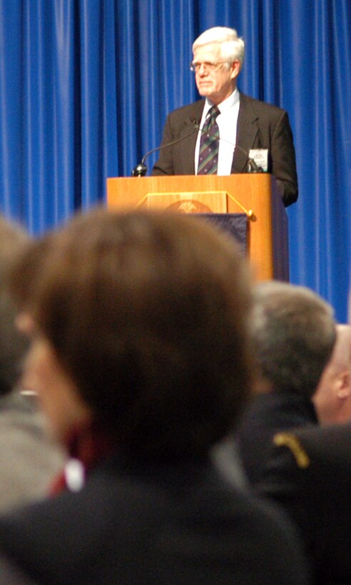 Linton Wells II, principal deputy assistant secretary of defense for networks and information integration, discussed netcentric operations with attendees at WEST 2006 conference in San Diego on Jan. 11. Photo by Samantha L. Quigley