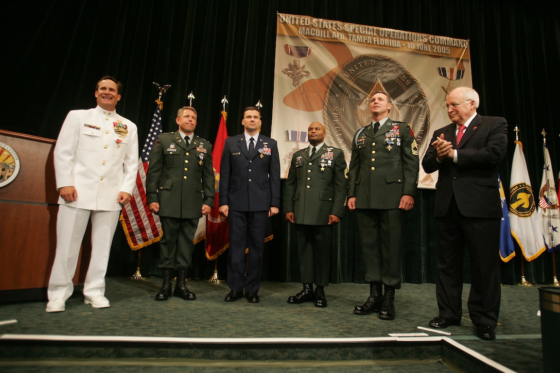 Vice President Richard B. Cheney participates in the Heroism Awards Ceremony at MacDill Air Force Base, Fla., June 10. Pictured, from left, are: Navy Chief Petty Officer Donald B. Stokes, Army Chief Warrant Officer David B. Smith, Air Force Maj. Matthew R. Glover, Army Sgt. 1st Class Stephan Johns and Army Master Sgt. Donald R. Hollenbaugh. Photo by David Bohrer