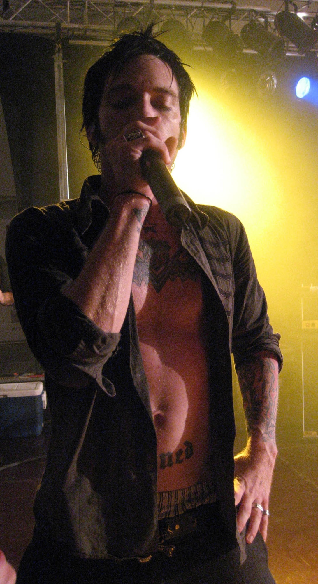 SPANGDAHLEM AIR BASE, Germany – A.Jay Popoff, Lit vocalist, signs during a performance at the 50th Annual Bitburg BASH June 30, 2007. The Orange County, California-based lineup also includes Jeremy Popoff on guitars, Kevin Baldes on bass and Allen Shellenberger on drums, who have been performing together more than 15 years.  Lit is performing on an Armed Forces Entertainment tour traveling to military installations in Africa, Germany, Italy and Spain. (US Air Force photo/Staff Sgt. Andrea Knudson) 