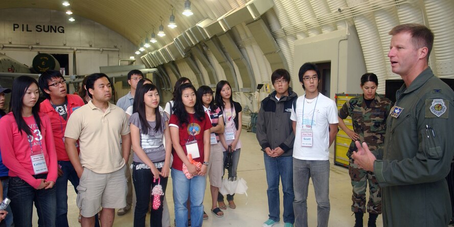 OSAN AB, Republic of Korea – Students from the Far East University in Chungbuk, Republic of Korea, were greeted by Colonel Steven Kempf, 51 Fighter Wing vice commander on July 2, 2007.  The students were touring the base to learn about Osan’s mission and personnel, the trip also served as an English language immersion day.  (U.S. Air Force photo by Airman 1st Class Jason Epley)  