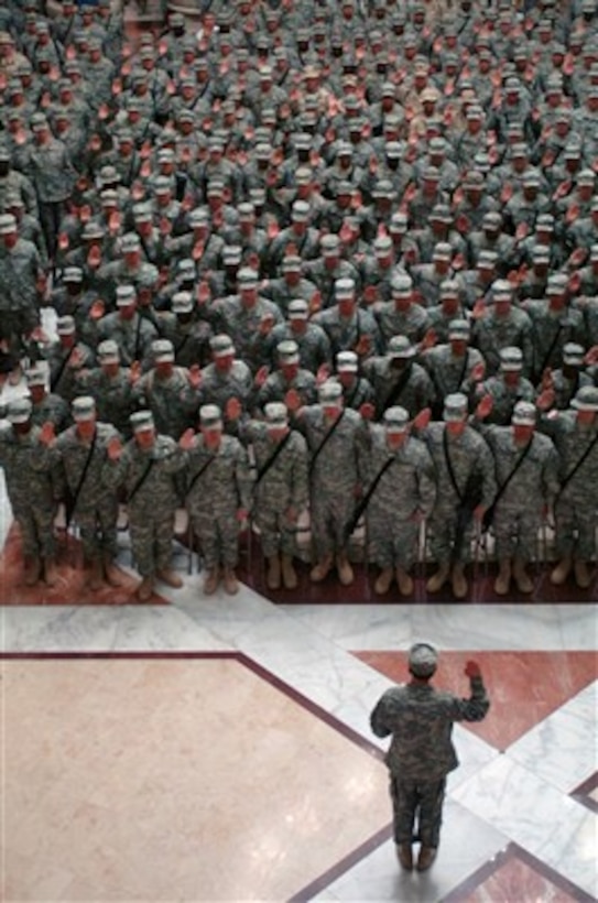Commander of Multi-National Force - Iraq Gen. David Petraeus, U.S. Army, re-enlists more than 500 U.S. service members during a reenlistment, naturalization and Independence Day ceremony at the Al Faw palace in Baghdad, Iraq, on July 4, 2007.  