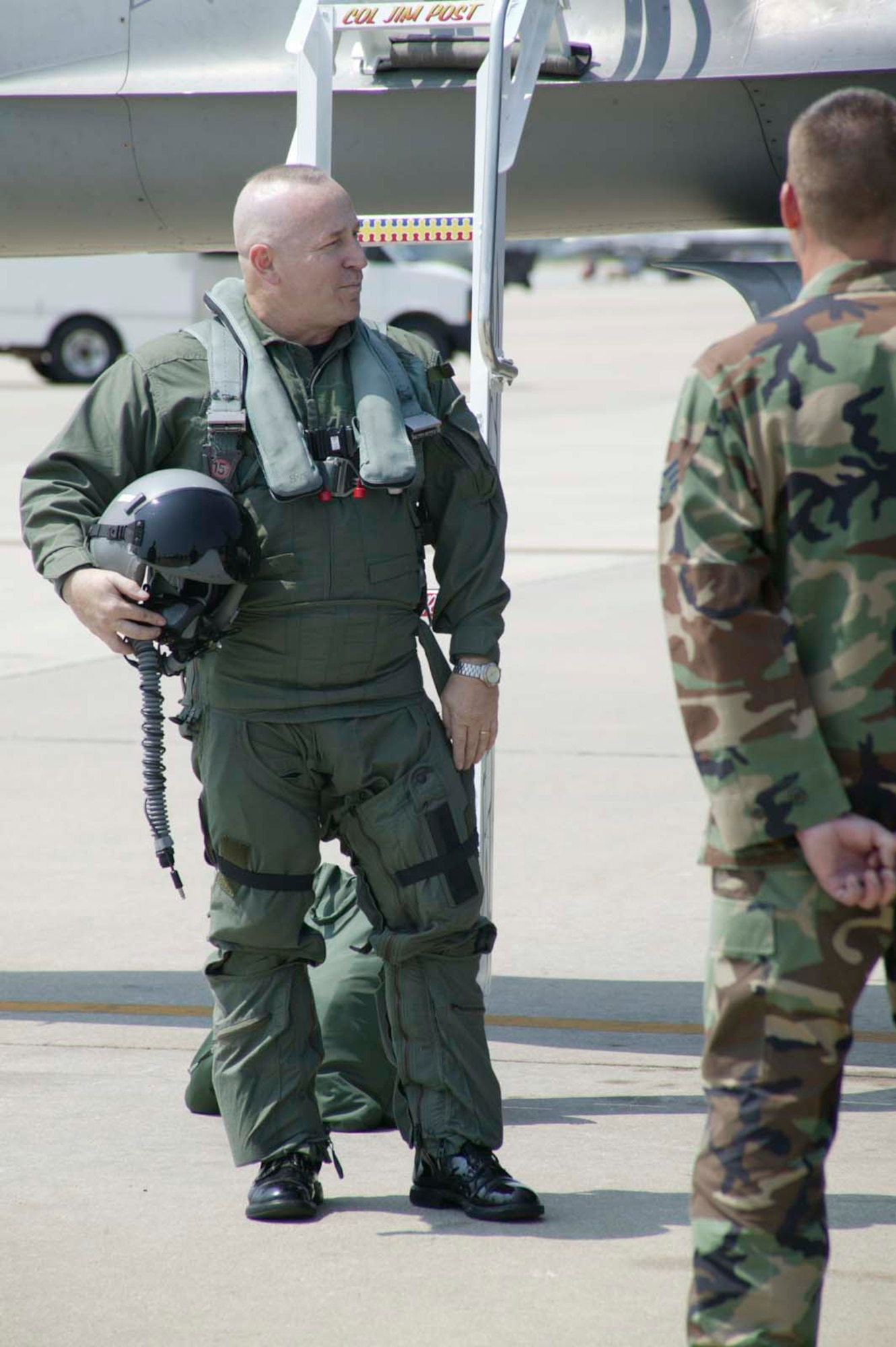 SHAW AIR FORCE BASE, S.C. -- Chief Master Sgt. Gary Rutledge, 20th Fighter Wing command chief, prepares to step to an F-16 for his final flight flown by Col. James Post, 20th FW commander July 6. Chief Rutledge is retiring after 30 years of service. (U.S. Air Force photo/Senior Airman Holly MacDonald)