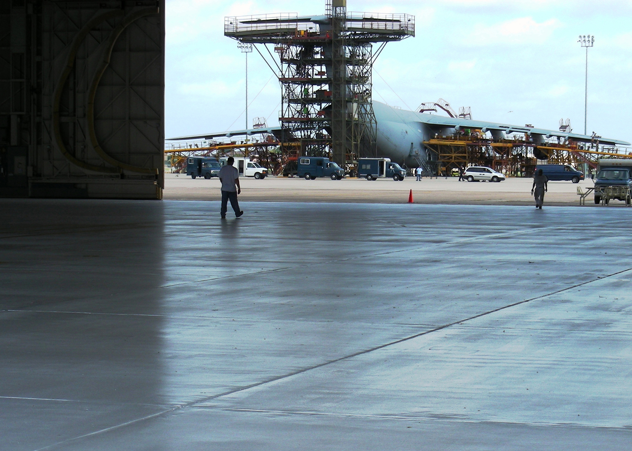 Paint brings more light to inspection hangar > 433rd Airlift Wing