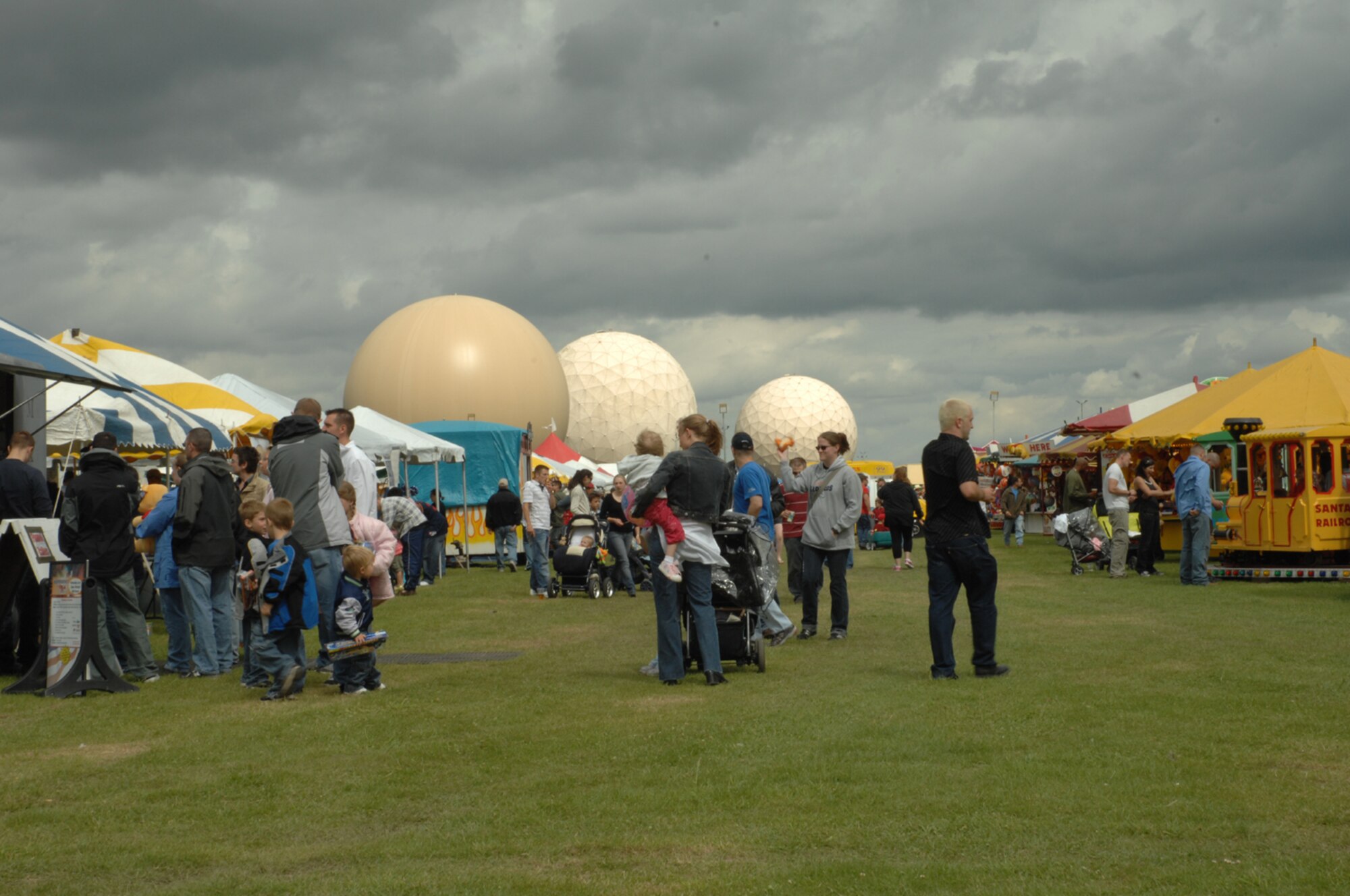 RAF’s Lakenheath, Feltwell and Mildenhall celebrate the 4th of July by opening the base to the local community and hosting a carnival on Feltwell. (U.S. Air Force photo by Airman 1st Class John Easterling.)
