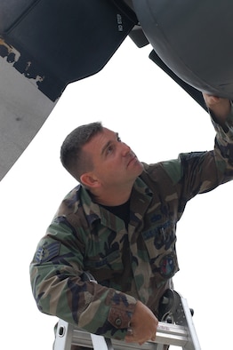Staff Sgt. Dave Giles, a jet engine technician from the 353rd Maintenance Squadron, performs an inspection of the engine inlet prior to flight during Talisman Saber 2007 in Townsville, Australia.       