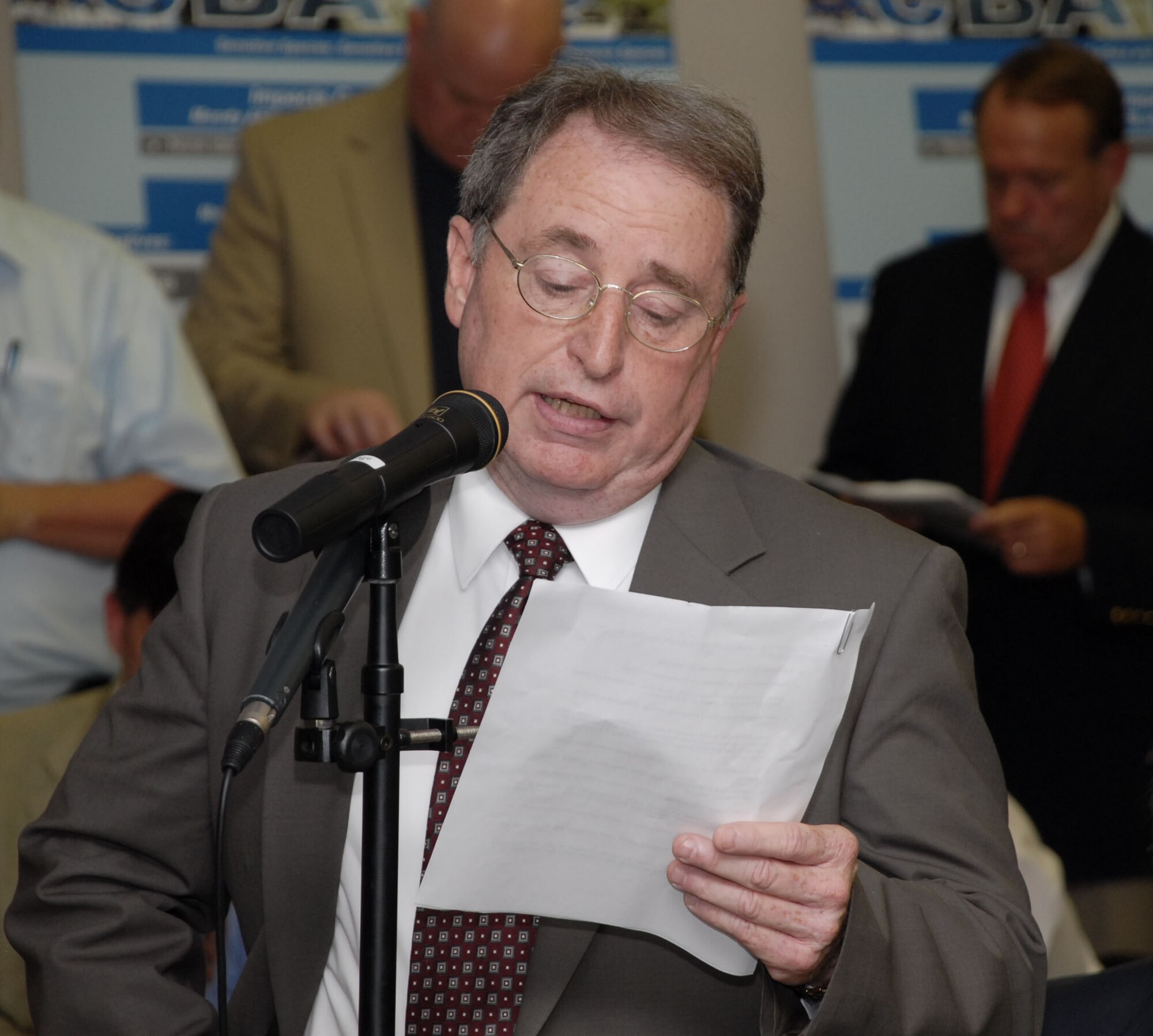 Coffee County Mayor David Pennington delivers opening remarks during the public hearing portion of the Common Battlefield Airmen Training (CBAT) meeting. (Photo by Rick Goodfriend)