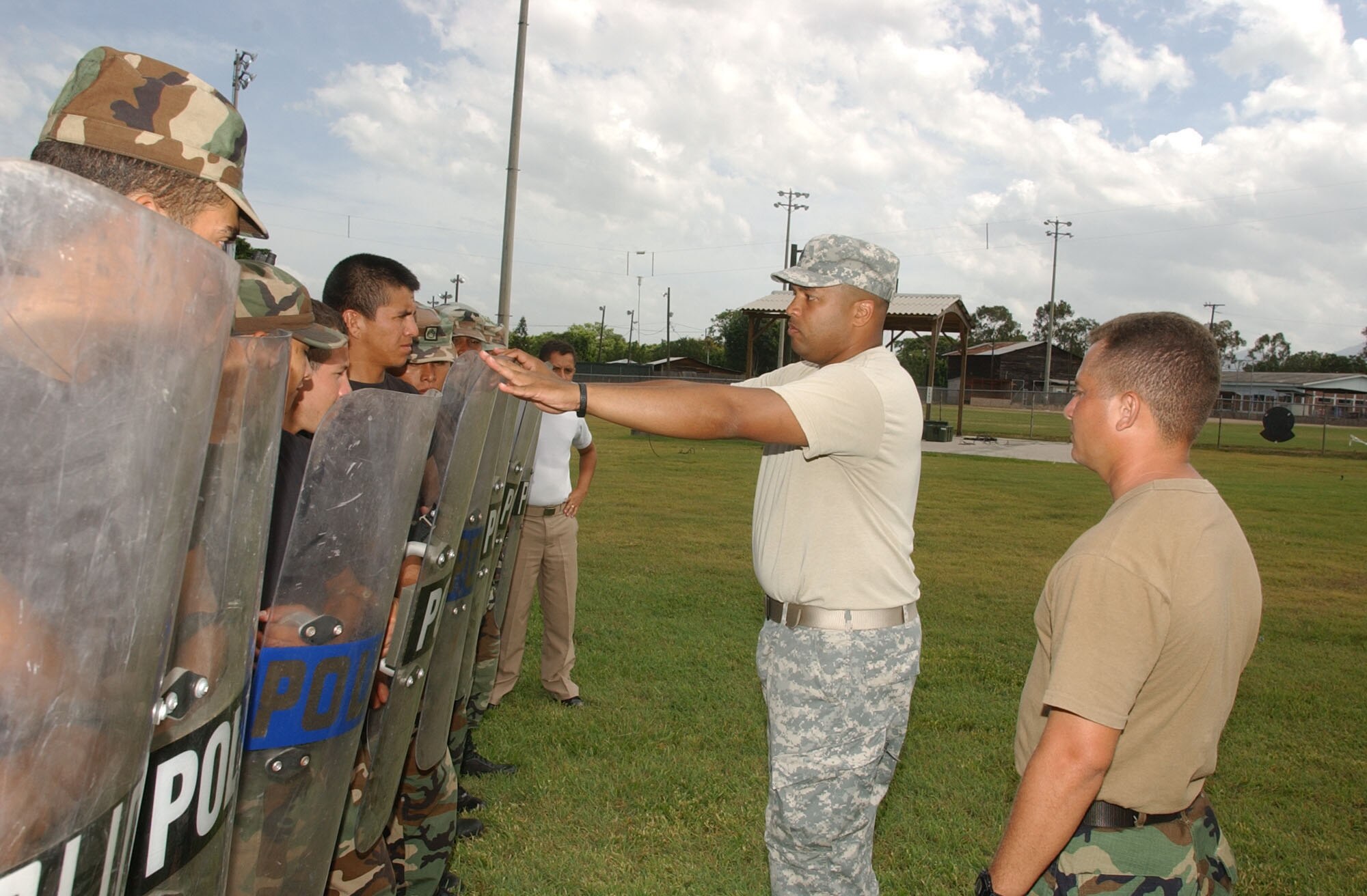 SOTO CANO AIR BASE, Honduras -- Army Staff Sgt. Pablo Canales, U.S. Army South Provost Marshall's Office, explains the proper stance to students during a Honduran Military Police training class July 12, 2007.  The purpose of the class is to teach techniques for riot control and other military police tactics.  (U.S. Air Force Photo/Martin Chahin)