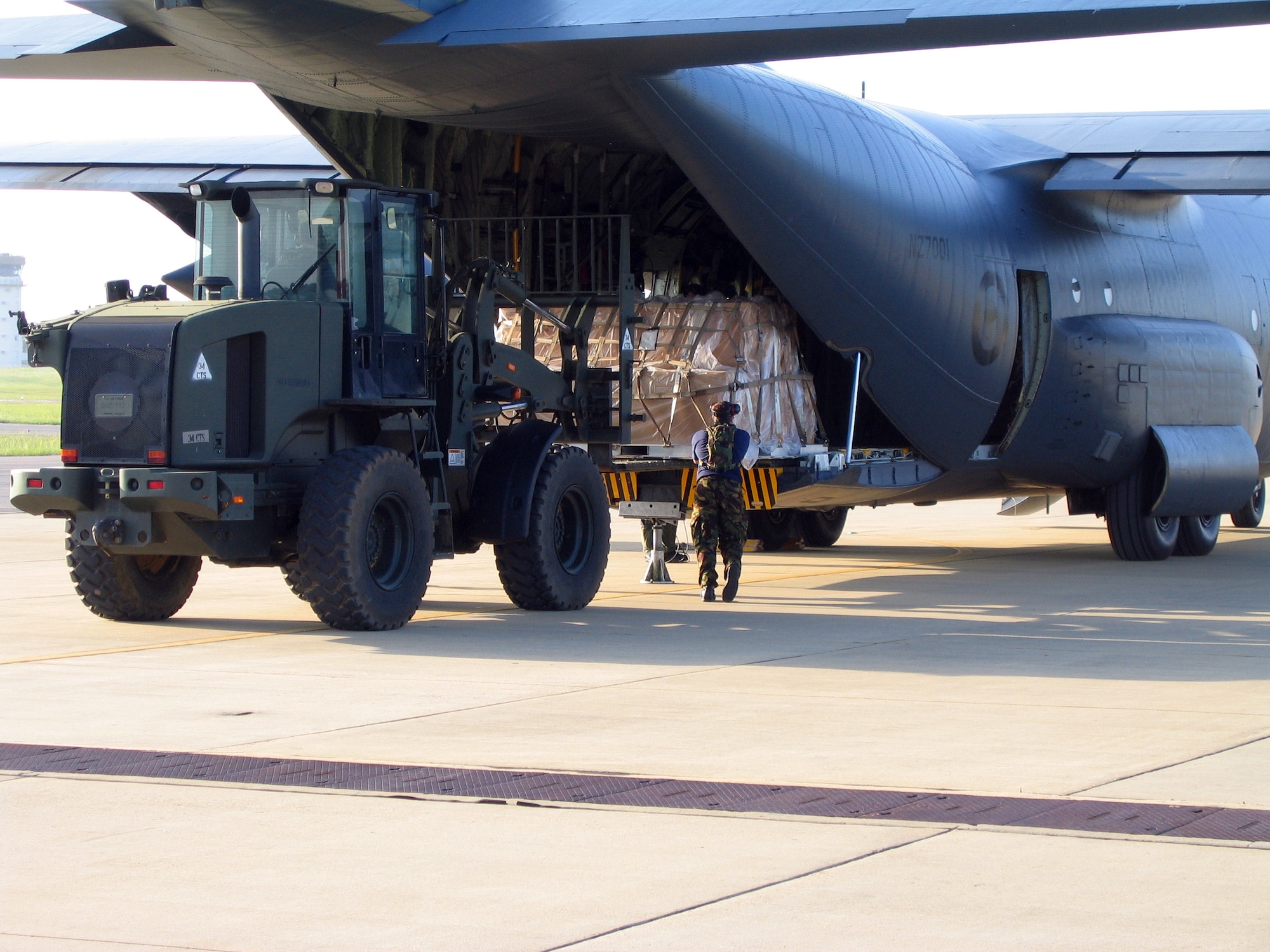 An Airman with the New Zealand Air Force uploads pallets onto a C-130 with the help of 452nd Air Mobility Wing Airmen from March Air Reserve Base. Five members from the 452nd Tanker Airlift Control Element at March ARB went to Fort Polk, La., to participate in a Joint Readiness Training Exercise last month. They spent ten days training with two air movement crews from the New Zealand Air Force who were participating in simulated desert combat training scenarios. With the use of a C-130 from New Zealand’s Hercules aircraft fleet, the reservists from March helped train their international counterparts through various exercises to include day and night air drops
and combat on-and off-loading. Under the JRTC training scenario, the TALCE from March was also receiving command and control training through a variety of separate scenarios being thrown at them. (U.S. Air Force photo’s by Roughsedge “Skip” Higginson)