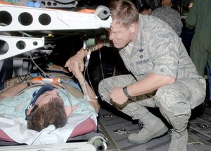 Brig. Gen. Frank Gorenc, Air Force District of Washington commander, thanks an injured service member for his service during his visit to the Aeromedical Staging Facility July 10. (U.S. Air Force photo/Staff Sgt. Tanika Belfield)