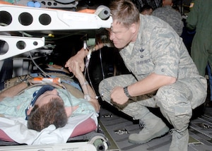 Brig. Gen. Frank Gorenc, Air Force District of Washington commander, thanks an injured service member for his service during his visit to the Aeromedical Staging Facility July 10. (U.S. Air Force photo/Staff Sgt. Tanika Belfield)