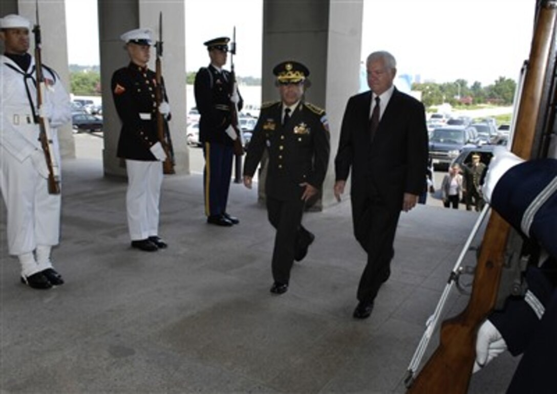Defense Secretary Robert M. Gates meets with Guatemalan Minister of Defense Maj. Gen. Ronaldo Cecilo Leiva at the Pentagon, July 16, 2007.  