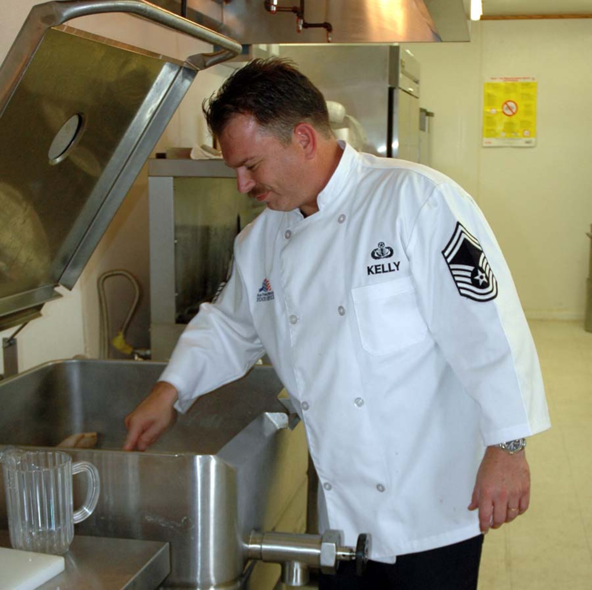 Senior Master Sgt. Dan Kelly, 944th Services Flight superintendant, prepares the lunch meal for 944th Civil Engineer Squadron personnel on duty at Camp Navajo near Flagstaff, Ariz. (U.S. Air Force photo/Staff Sgt. Steve Razo)