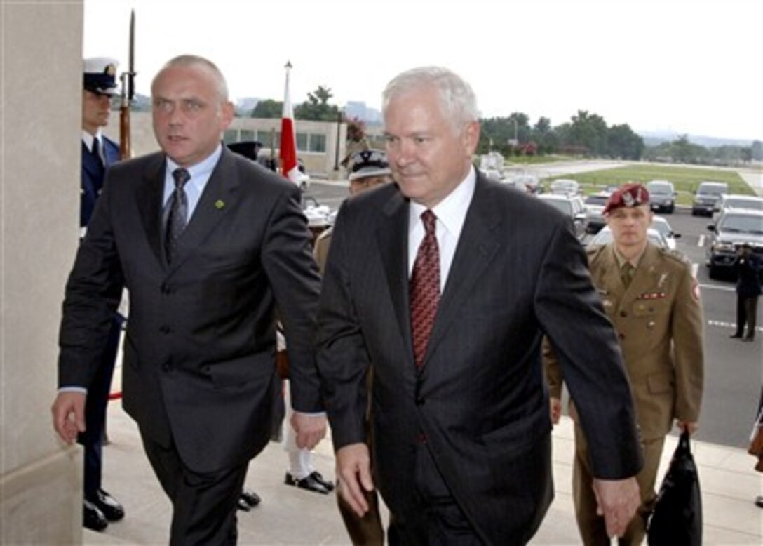Polish Minister of National Defense Aleksander Szczyglo (left) is escorted into the Pentagon by Secretary of Defense Robert M. Gates (right) for bilateral security talks on July 16, 2007.  