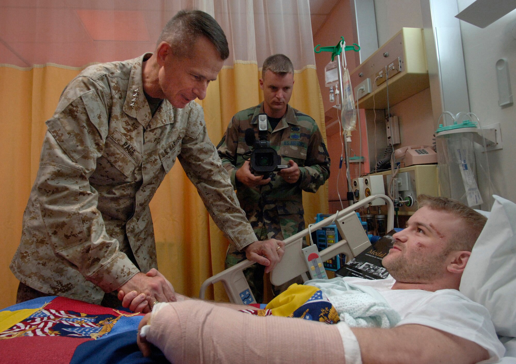 Army Spc. Colin Laird Pearcy receives an unexpected visit from Chairman of the Joint Chiefs of Staff Gen. Peter Pace at Landstuhl Regional Medical Center in Germany July 21. The 24-year-old specialist from Rocken, Ill., is assigned to Bravo Company, 2nd Battalion, 325th Infantry Regiment, 82nd Airborne Division. He is at the medical center being treated for injuries he received while in Iraq. The specialist was also presented the Purple Heart by General Pace and Senior Enlisted Advisor to the Chairman of the Joint Chiefs of Staff Army Sgt. Maj. William J. Gainey. (U.S. Air Force photo/Master Sgt. Scott Wagers)
