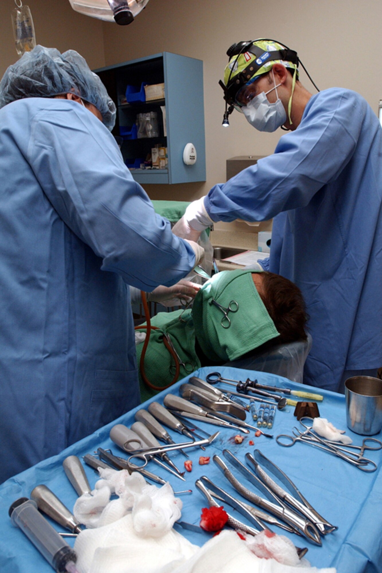 An oral surgeon from the 1st Special Operations Dental Squadron removes wisdom teeth on a Team Hurlburt Airman. Photo by Staff Sergeant Mareshah Haynes.