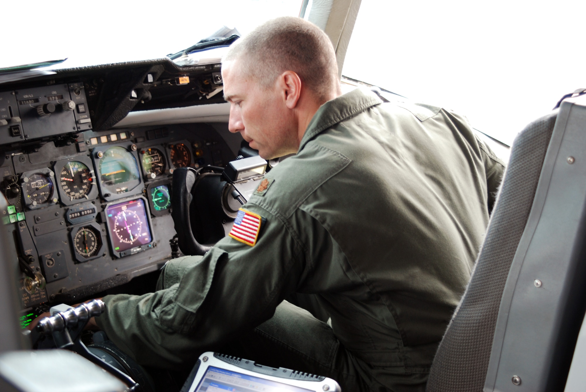 Maj. Steve Haren, a KC-10 Extender pilot from the 32nd Air Refueling Squadron at McGuire Air Force Base, N.J., prepares his plane for a competition mission for Air Mobility Rodeo 2007 at McChord AFB, Wash., July 23.  More than 65 people and three aircraft -- two KC-10 Extenders and one C-17 Globemaster III -- from McGuire are participating in Rodeo.  Rodeo, sponsored by Air Mobility Command, is a readiness competition for U.S. and mobility air forces.  (U.S. Air Force Photo/Airman 1st Class Rebekah Phy)