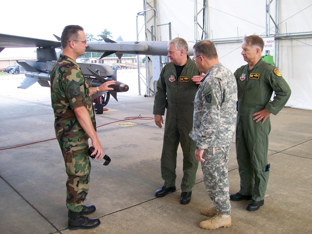 U.S. Air Force Senior Master Sgt. Mike Brown, Alert NCOIC, 148th Fighter Wing, Duluth, Minn. ANG, gives F-16 familiarization briefing at Shaw AFB, S.C., July 19, 2007.  Receiving brief L-R are Colonel Mark Johnson, 148th FW Commander, Army MG Larry Shellito, Adjutant General, Minn. National Guard, and Brig. Gen. Timothy Cossalter, Assistant Adjutant General, Minn. Air National Guard.  (USAF photo/Capt. Audra Flanagan)