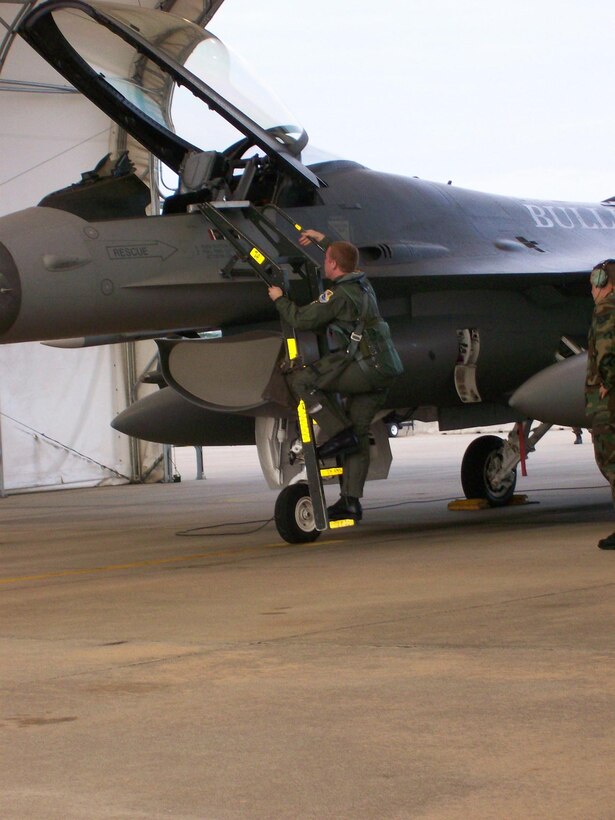 U.S. Air Force Captain Chad Vorderbruggen, 148th Fighter Wing, Duluth, Minn. ANG , quickly climbs the ladder to an F-16C during a practice scramble at Shaw AFB, S.C., July 19, 2007.  The 148th FW has been performing Air Sovereignty Alert at Shaw AFB since June 22, 2007.  (USAF photo/Captain Audra Flanagan)