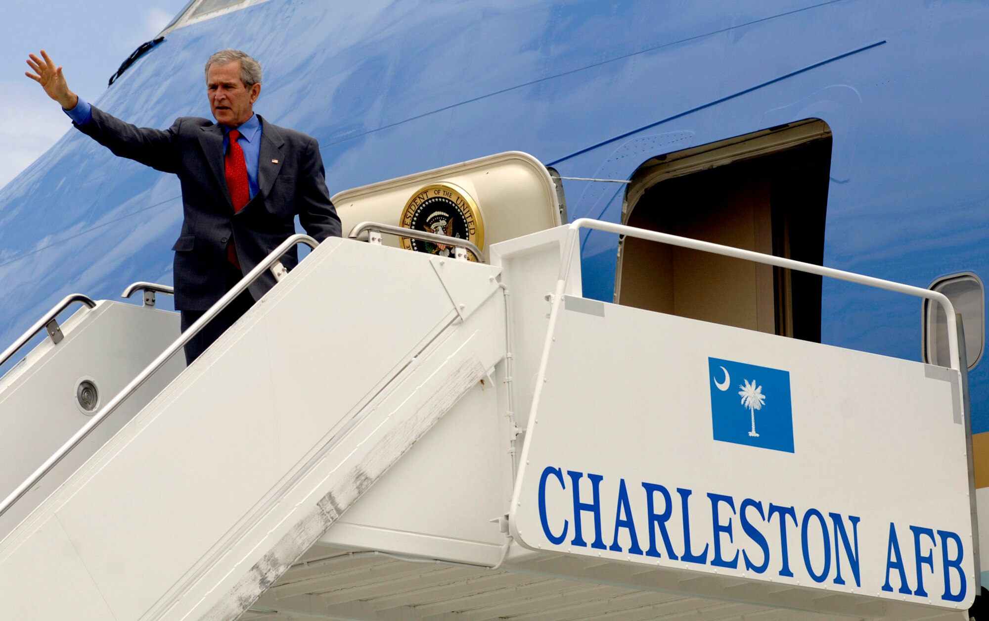 President George W. Bush waves to the crowd from Air Force One July 24 at Charleston Air Force Base, S.C. President Bush visited Charleston AFB, took a tour of a static C-17 Globemaster III, ate lunch with Airmen from the base and talked about the war on terrorism. (U.S. Air Force photo/Airman 1st Class Nicholas Pilch) 