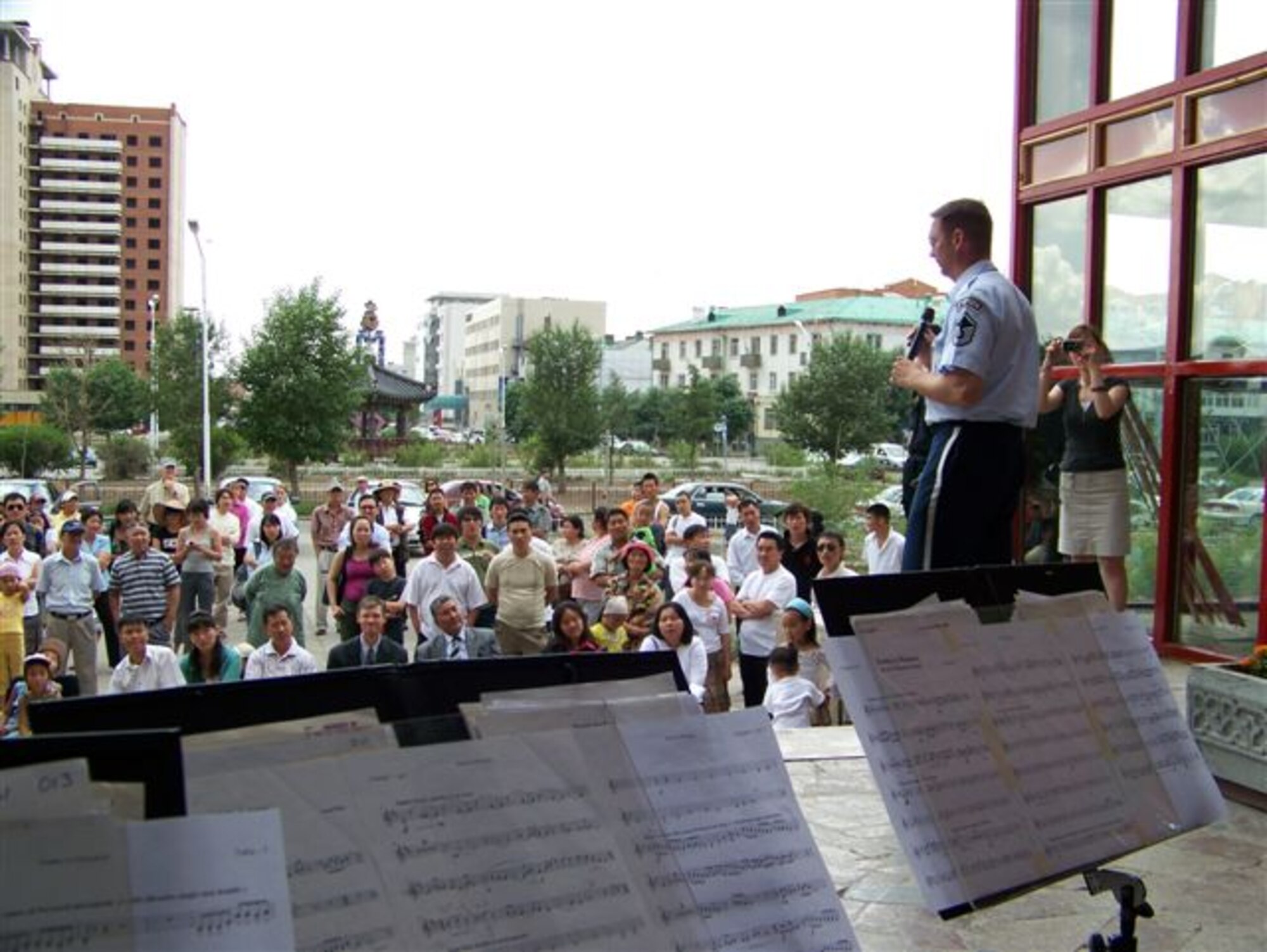 Pacific Brass NCOIC MSgt Steven Eklund speaks to the audience about the music and the mission.