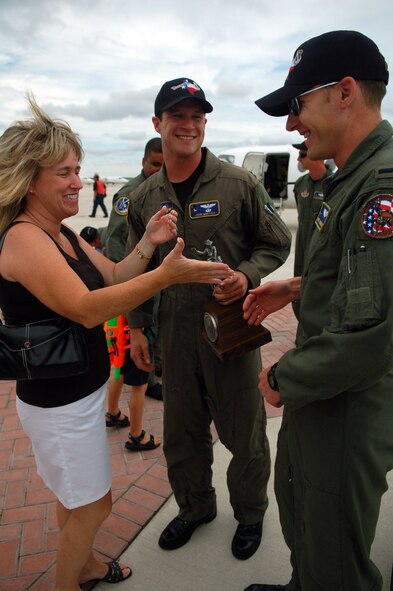 LAUGHLIN AIR FORCE BASE, Texas – Kelly Minahan, wife of Col. Mike Minahan, 47th Flying Training Wing commander, welcomes home 1st Lt. Aaron Urbanovsky and Capt. John Mirtich, 86th Flying Training Squadron, upon their July 29 return from winning “Best T-1 Aircrew” at the 2007 Air Mobility Rodeo.  (U.S. Air Force photo by Staff Sgt. Austin M. May)