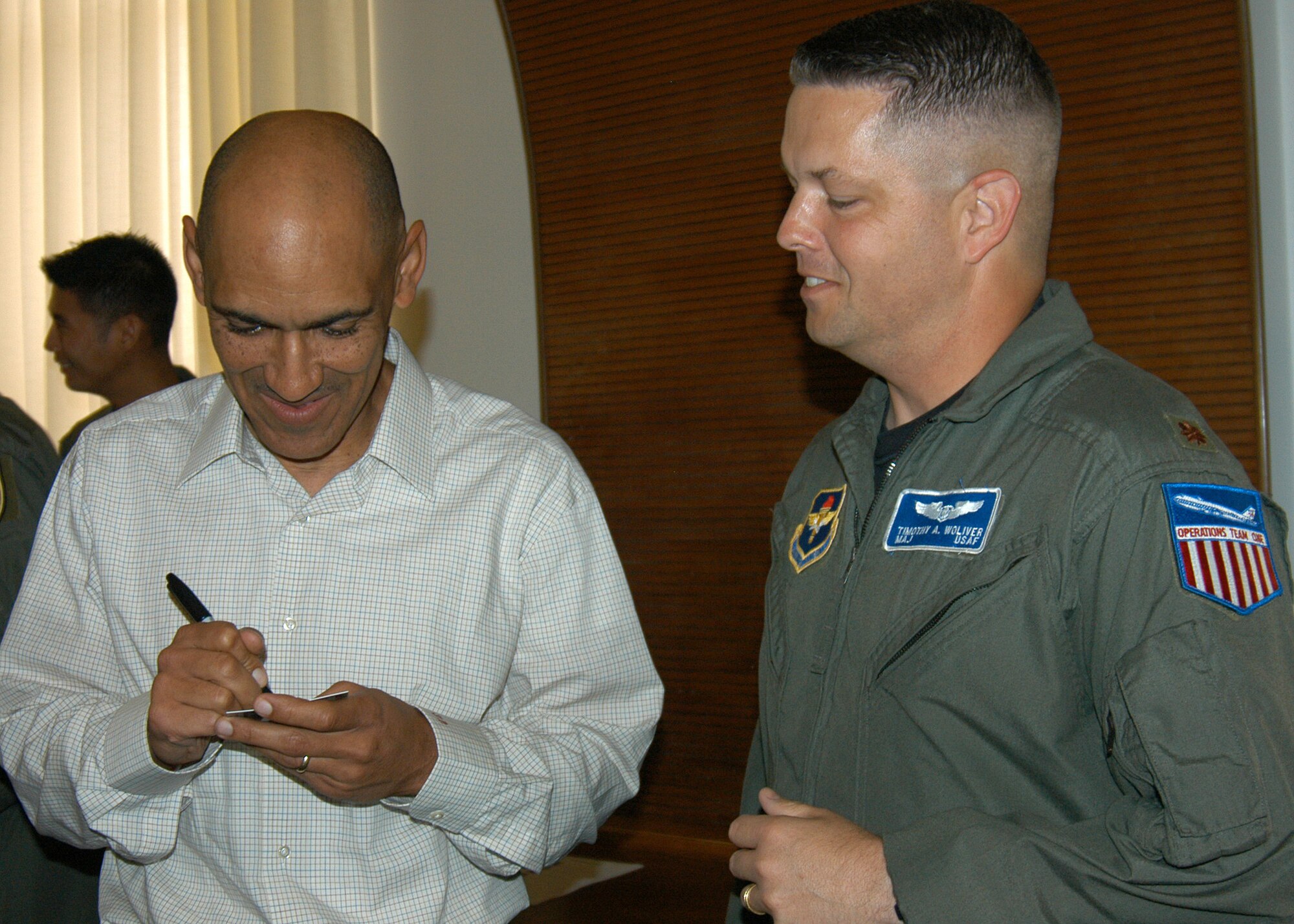 Indianapolis Colts Head Coach Tony Dungy autographs Maj. Tim Woliver’s trading card during the team’s visit to Randolph Air Force Base, Texas, June 1. Coach Dungy, Bill Polian, team president and an Air Force Recruiting Service honorary commander, and Colts players Gary Brackett, Hunter Smith, Bob Sanders, Justin Snow and Adam Vinatieri visited the base to add to their knowledge of the Air Force and share their appreciation for the work of U.S. military servicemembers. (U.S. Air Force photo by Staff Sgt. Jennifer Lindsey)