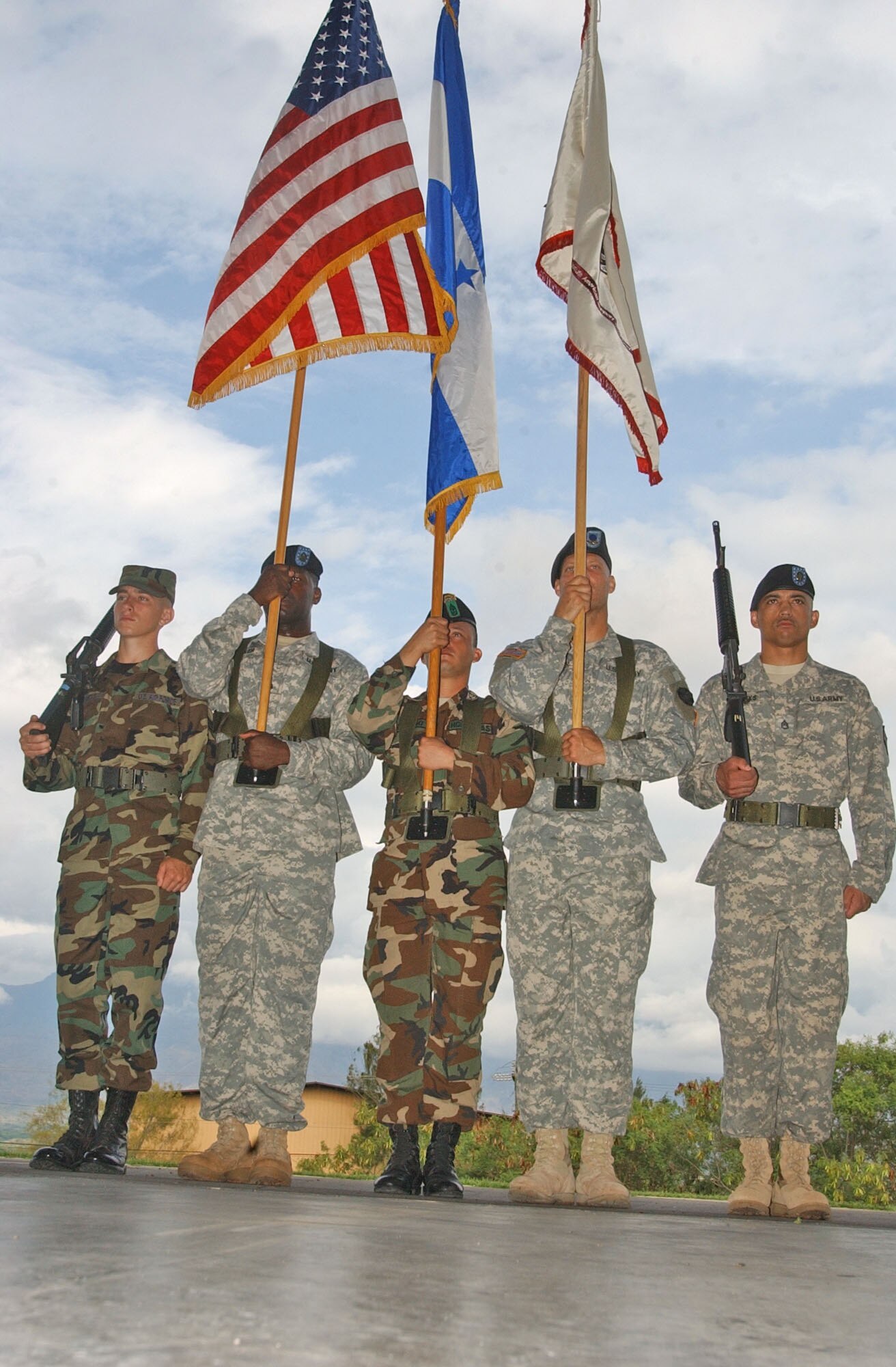 SOTO CANO AIR BASE, Honduras – U.S. and Honduran military members serve on the Joint Task Force Bravo Honor Guard during a change of command ceremony for Army Forces here June 1.   This change of command ceremony is the first of five major supporting command leadership changes slated for this month.  (Department of Defense photo/Martin Chahin)