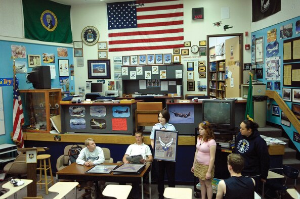 TACOMA, Wash. -- Tech. Sgt. Heather Byington, an Air Force Recruiter assigned to the 361st Recruiting Squadron, speaks to a a Junior Reserve Officers' Training Corps class at Henry Foss High School in Tacoma May 30, 2007. (U.S. Air Force photo/Abner Guzman)