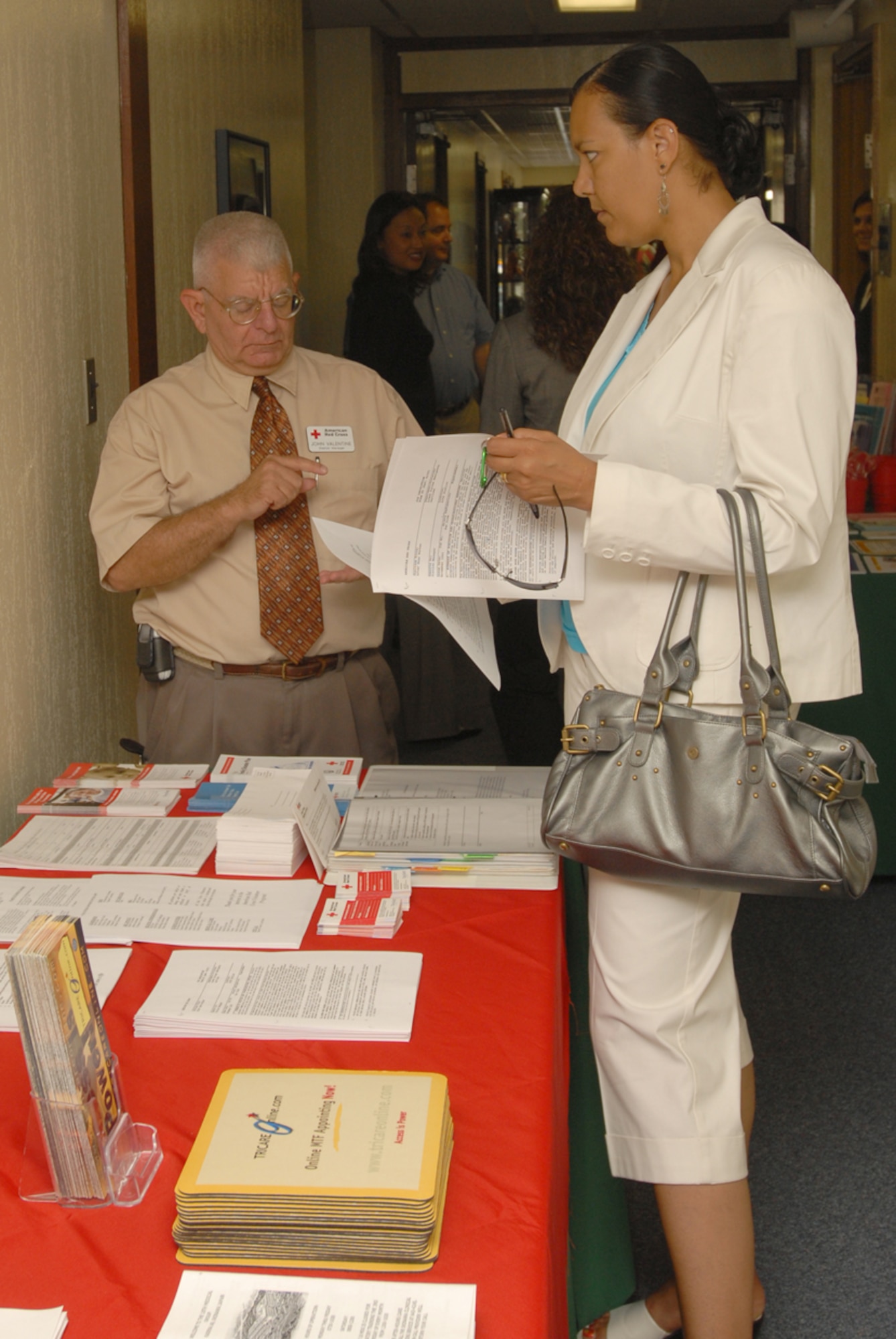 Melissa Johnson, wife of 18th Wing Command Chief Jack Johnson, talks with John Valentine, Kadena station manager, about volunteer opportunities with the American Red Cross during the month of the military spouse and AEF 7/8 family readiness fair at Kadena Air Base, Japan, May 31.
(U.S. Air Force/Airman 1st Class Kasey Zickmund)