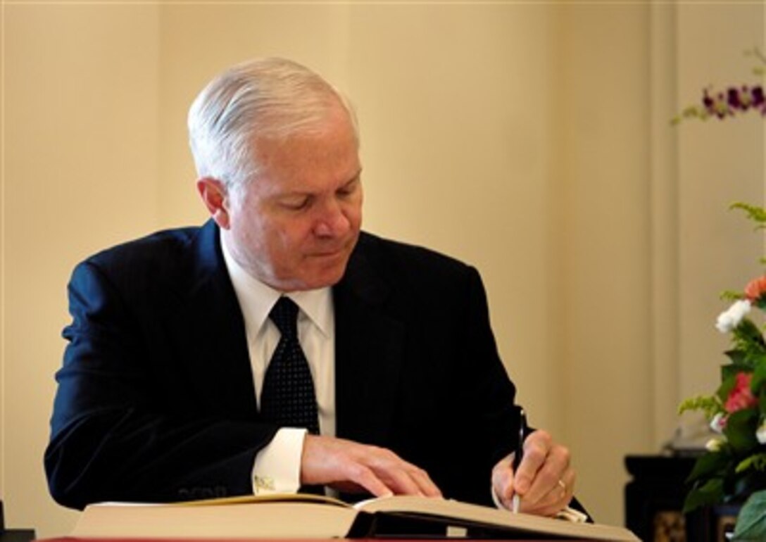 Defense Secretary Robert M. Gates signs the guest book upon his arrival at the Istana in Singapore, to meet with Prime Minister Lee Hsien Loong and Minister Mentor Lee Kuan Yew, June 2, 2007.