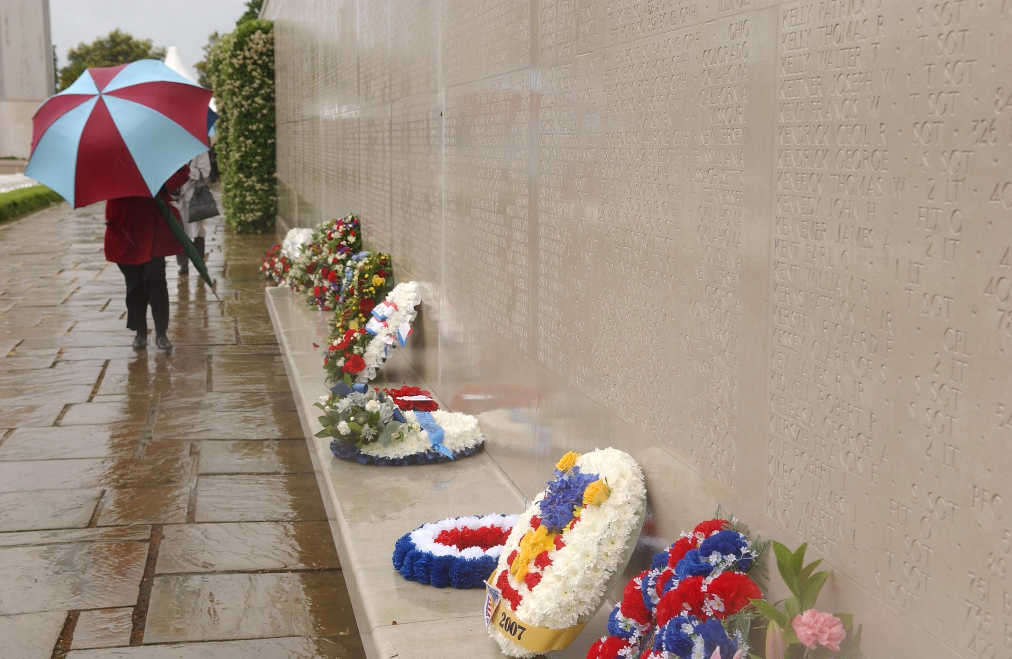 More than 1,000 British, American, and other foreign citizens braved the cold, windy, wet conditions to attend the annual Memorial Day ceremony at the World War II American Cemetery, Madingley, May 28, 2007. (Air Force photo by Tech. Sgt. Tracy L. DeMarco)