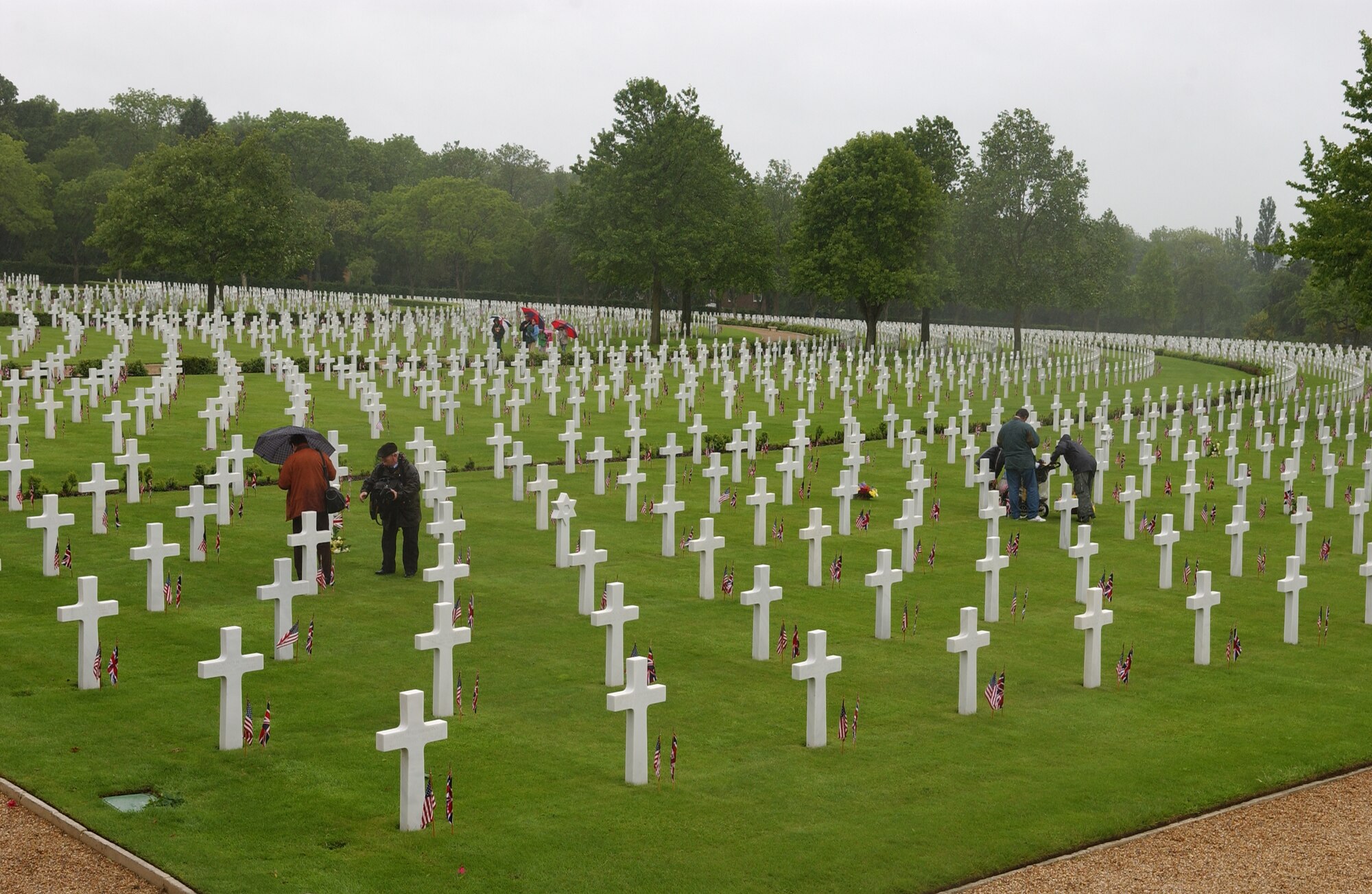 Each year on Memorial Day small American and British flags are placed in front of the 3,812 headstones at Madingley Cemetery in Cambridge, England, to honor those buried there.
(Air Force photo by Tech. Sgt. Tracy L. DeMarco)