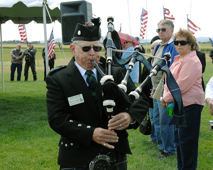Mr. Bob Staib, Ben Ali Shriners Pipes and Drums, performs Amazing Grace on the bagpipes during the Sacramento Valley VA National Cemetery Dedication Ceremony on April 22, 2007. The Sacramento Valley VA National Cemetery is the newest of the VA's 125 national cemeteries, located in Solano County, Calif. (USAF Photo by David W. Cushman/DAFC)
