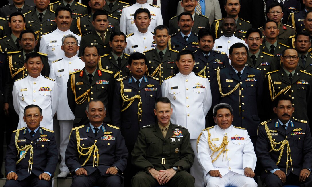 Senior Malaysian military officers and the Chairman of the Joint Chiefs of Staff U.S. Marine Gen. Peter Pace gather for a group photo at the Malaysia Armed Forces Staff College in Kula Lumpur, Malaysia, June 4, 2007.  