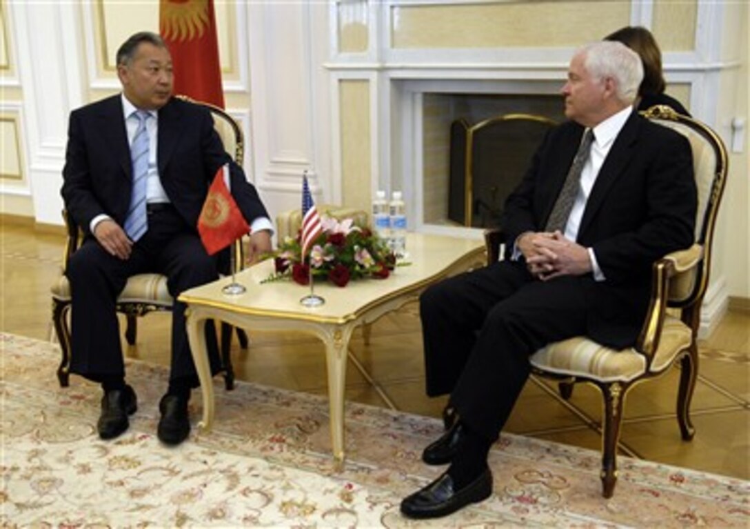 Secretary of Defense Robert M. Gates meets with President of Kyrgyzstan Kurmanbek Bakiyev in Bishkek, Kyrgyzstan, June 5, 2007.  
