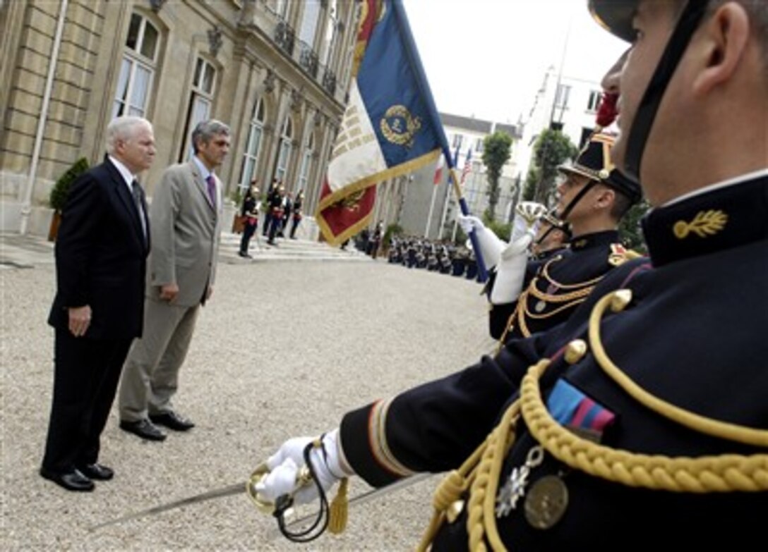 Defense Secretary Robert M. Gates attends an honor cordon ceremony with French Minister of Defense Herve Morin in Paris, June 5, 2007. 